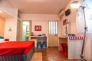 ポルト・チェザーレオにあるDepandance in Villa Gisellaのベッド1台付きの部屋、テーブル付きのキッチンが備わる客室です。