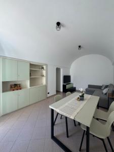 a living room with a table and a couch at Dietro la Piazzetta in Capri