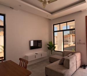 a living room with a couch and a tv at Cappuccinovilla in Paje