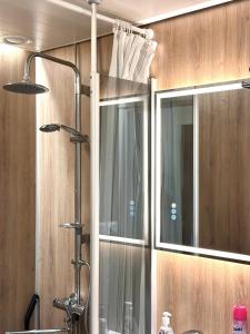 ein Spiegel über einem Waschbecken im Badezimmer in der Unterkunft Asemaseutu in Lapinlahti