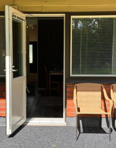 eine offene Tür zu einer Terrasse mit einem Stuhl und einem Tisch in der Unterkunft Asemaseutu in Lapinlahti