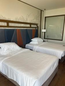 two beds sitting next to each other in a room at khách sạn gia bình in Xóm Miếu
