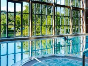 Bazén v ubytování Druids Glen Resort nebo v jeho okolí