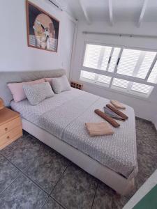 a bedroom with a bed with two towels on it at Akimaria Residence in Oropesa del Mar