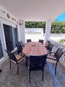 a table and chairs on a porch with a table and chairs at Akimaria Residence in Oropesa del Mar