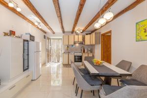 a kitchen and dining room with a table and chairs at Apartment Dinka in Kornić