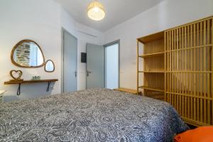 a bedroom with a bed and a book shelf at Orange House - Lower West appartment in Promírion