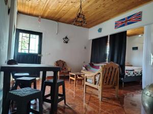 a living room with a table and chairs and a bed at EcoHonda Low Cost in Honda