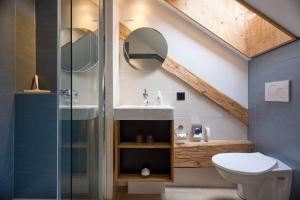 ein Badezimmer mit Dusche, Waschbecken und Toilette in der Unterkunft Jurabelle in La Côte-aux-Fées + 92 Fotos