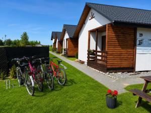 a group of bikes parked in front of a building at Domki letniskowe MagNat 700m od morza! in Rusinowo