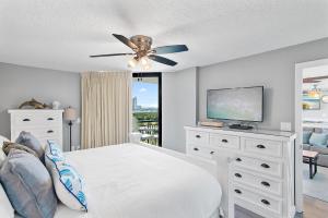 a bedroom with a bed and a ceiling fan at SunDestin 818 in Destin