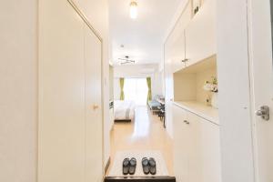 a room with a hallway with a bed and a mirror at 宇都宮ハウスリリー in Utsunomiya