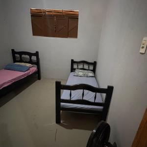 a room with two beds in a room at Praia de Pitangui in Extremóz