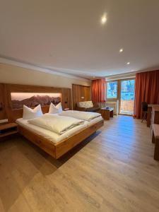 a bedroom with a large bed in a room at Hotel Bergheimat in Schönau am Königssee