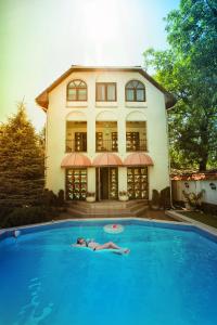 Bazén v ubytování Eduard Hotel nebo v jeho okolí