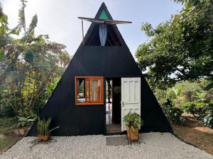 a black tiny house with a triangular roof at Cabaña en Jericó in Jericó
