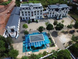 an overhead view of a large building with a pool at Nhà khách 705 in Mộc Châu