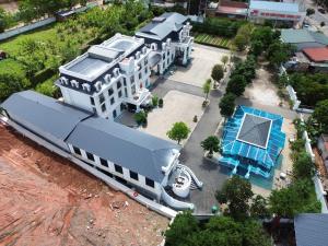 an aerial view of a building and a swimming pool at Nhà khách 705 in Mộc Châu
