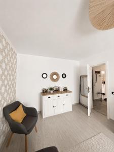 a living room with a chair and a table at APARTAMENT 3 camere Neptun in Neptun