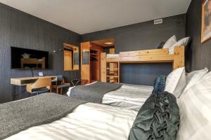 a bedroom with two beds and a bunk bed at Hotelli Jämsä in Jämsä