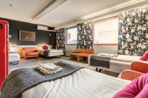 a hotel room with two beds and a living room at Hotelli Jämsä in Jämsä