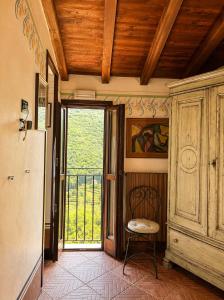 a kitchen with a refrigerator and a chair in a room at La Rocca Sospesa in Apricale