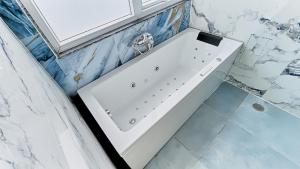 a white sink in a bathroom with a window at Hotel Saathviik99 in Tehri-Garhwāl +71 photos