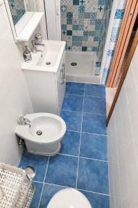a bathroom with a toilet and a sink at Appartamenti Villa Verde in Caprioli