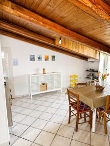 a kitchen and dining room with a table and chairs at Appartamenti Villa Verde in Caprioli