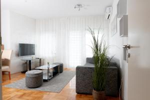 a living room with a couch and a tv at Apartman "JOKA" in Đakovo