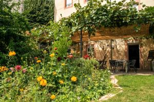 Сад в Hôtel Restaurant Les Touristes
