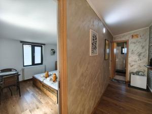 a living room with a bench in the middle of a room at Agape Speranta 96 in Piteşti