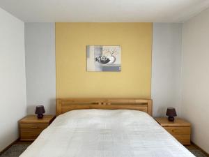 a bedroom with a bed and a picture on the wall at Uta Arneke in Bodenwerder