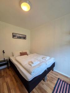ein Schlafzimmer mit einem Bett in einem Zimmer in der Unterkunft Bergsbu in Senja