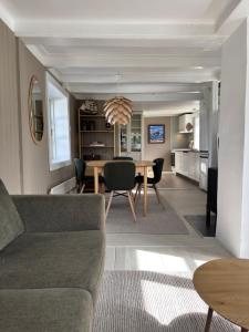 ein Wohnzimmer mit Sofa und Tisch in der Unterkunft Vikanhuset in Andenes