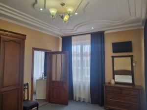 a room with a room with a mirror and a door at Hotel Complex Uhnovych in Ternopil