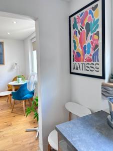 a kitchen and dining room with a painting on the wall at Apartament Tęczowy Tukan -1 piętro in Kwidzyn