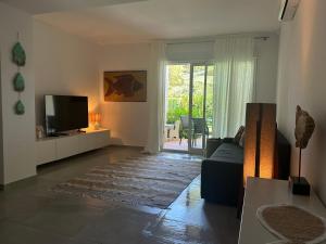 a living room with a tv and a couch at Onda in Denia