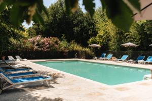 a swimming pool with lounge chairs and a swimming pool at Casa tudo bem in Pernes-les-Fontaines