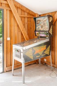 a pinball machine in the corner of a room at Casa tudo bem in Pernes-les-Fontaines