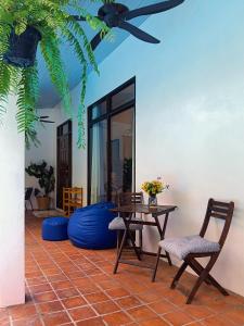 a room with a table and chairs and a ceiling fan at 4 Bed Villa Private Pool and BBQ Jomtien Beach in Jomtien Beach