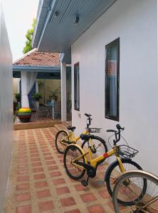 two bikes parked on the side of a house at 4 Bed Villa Private Pool and BBQ Jomtien Beach in Jomtien Beach