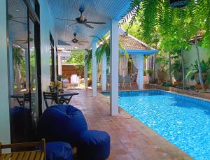 a swimming pool with a pool house with a swimming poolvisor at 4 Bed Villa Private Pool and BBQ Jomtien Beach in Jomtien Beach
