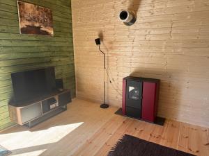 a room with a tv and a lamp in a room at Stodoła in Kamień