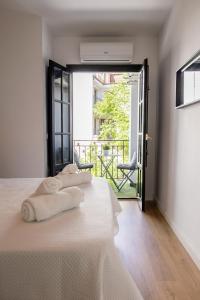 a bedroom with a bed with two towels on it at La Calma apartamento muy cerca del centro in Cazorla