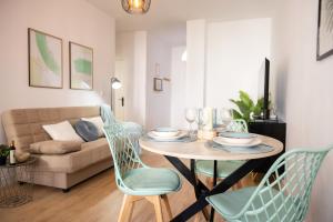 a living room with a table with chairs and a couch at La Calma apartamento muy cerca del centro in Cazorla
