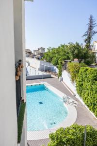 a view of a swimming pool and the beach from a balcony at La Calma apartamento muy cerca del centro in Cazorla
