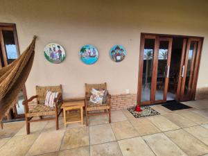 a room with a table and chairs and plates on the wall at Casa Brisas 17 in Luis Correia