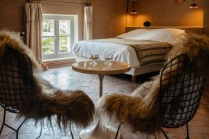 a bedroom with a bed and a table with two wine glasses at Casa tudo bem in Pernes-les-Fontaines +175 photos