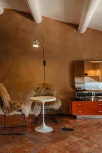 a room with a table and a mirror at Casa tudo bem in Pernes-les-Fontaines